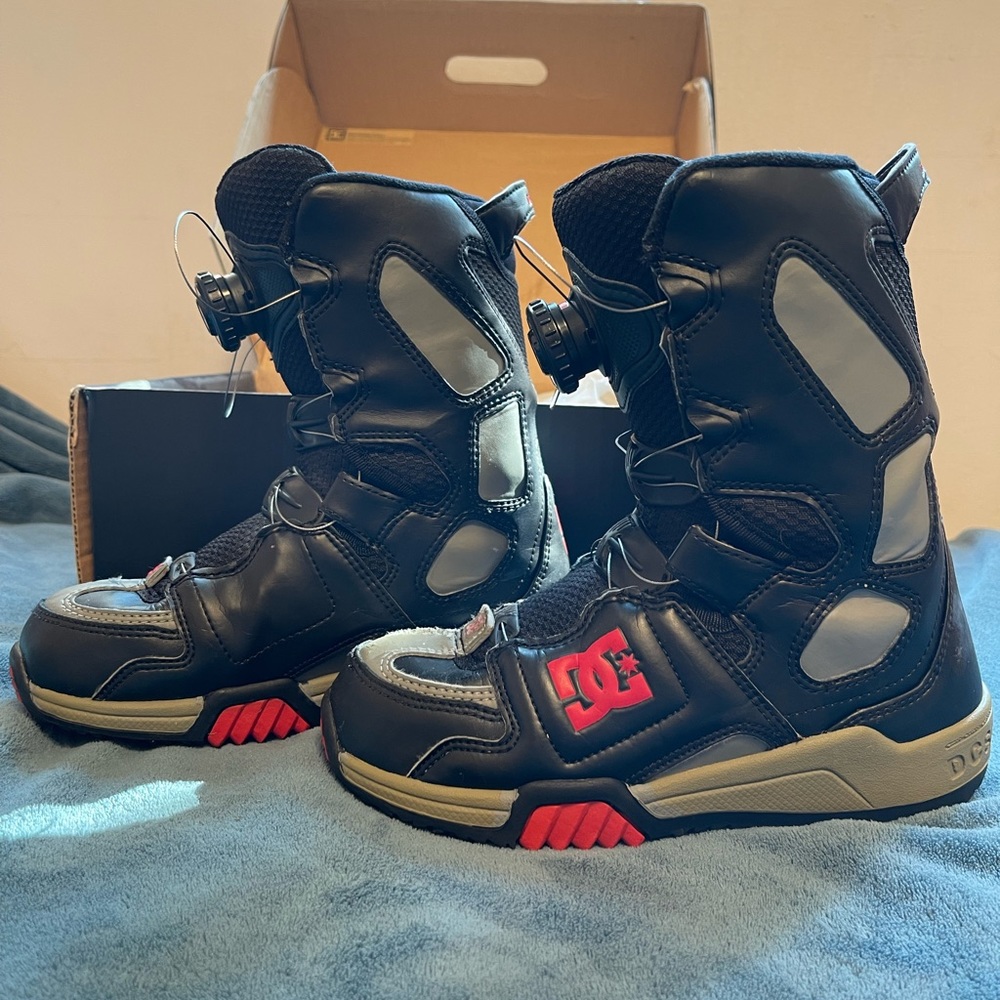 Youth snowboard boots. DC